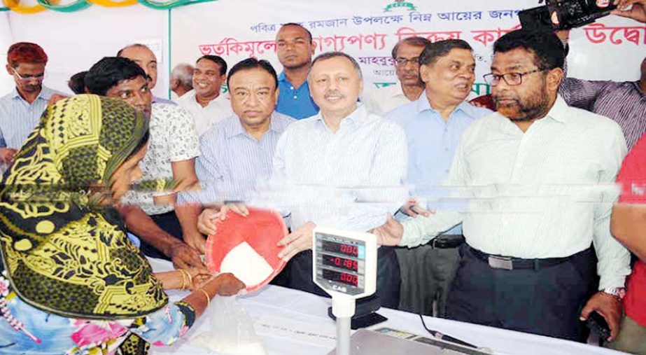 President of Chittagong Chamber Mahbubul Alam inaugurating the open market sale programme of essential commodities with subsidised price in front of Chamber Office at Agrabad yesterday.