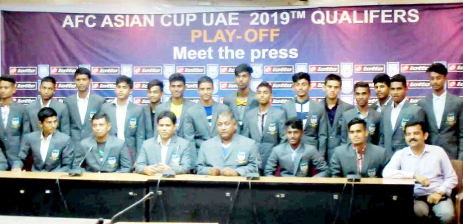 Members of Bangladesh Under-16 Football team, the champions of the SAFF Under-16 Football Championship and the BFF officials pose for a photograph at the BFF House on Sunday.