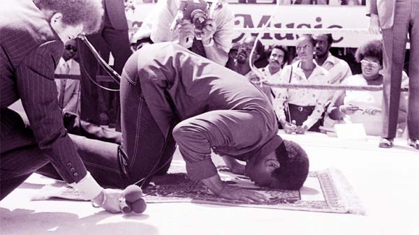 Muhammad Ali prays at a press conference before his fight against Ken Norton n Internet