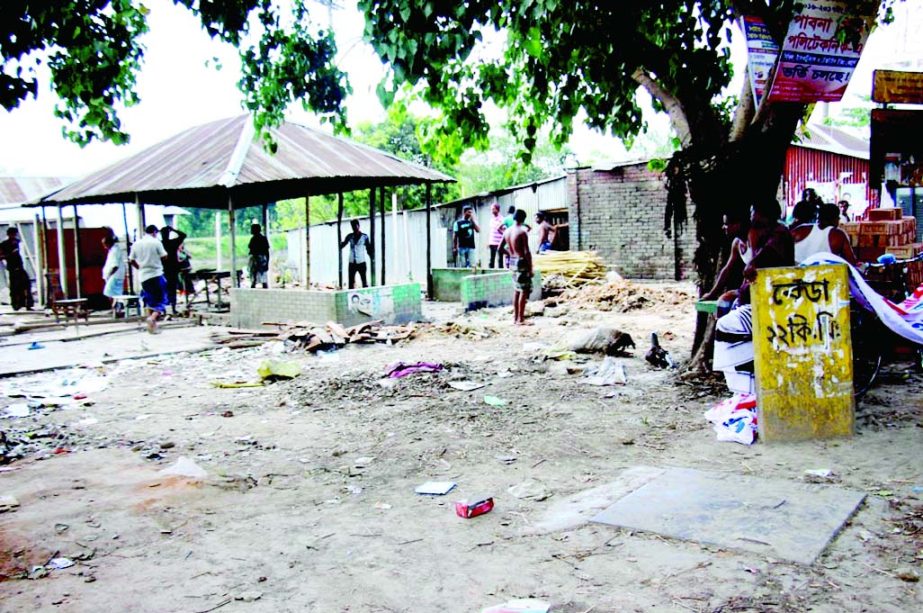 PABNA: A market at Madhobpur Bazar in Ataikula Union was vandalised by miscreants on Monday.