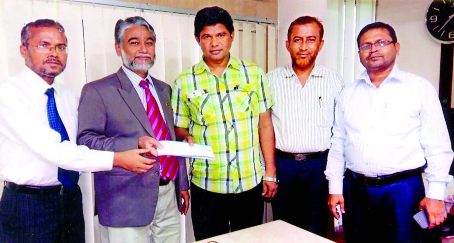 Talukder Md Zakaria Hossain, Chief Executive Officer of Union Insurance Company Limited recently handed over a claim cheque to Md Tariqul Islam, proprietor of MS Keya Enterprise against five year insurance policy. Company Secretary Md Iqbal Rashidi and H