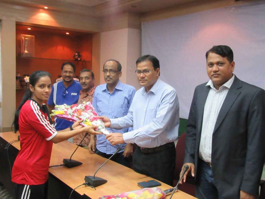 A participant of Referees' Refreshers Course biding good-bye to the former chairman of the Referees Committee of Bangladesh Football Federation (BFF) Badal Roy with bouquet at the BFF House on Wednesday.