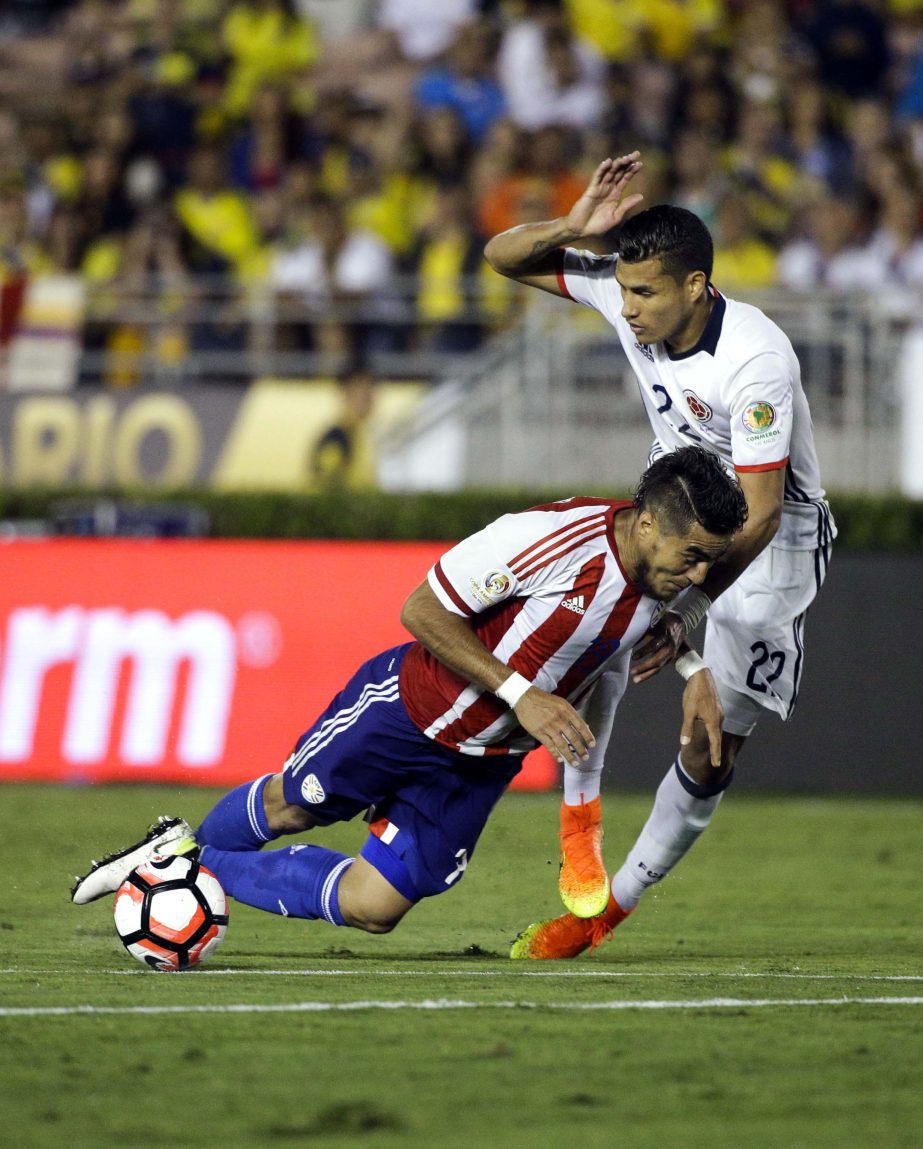 Paraguay's Dario Lezcano (left) is fouled by Colombia's Jeison Murillo during the first half of a Copa America Centenario Group A soccer match at the Rose Bowl in Pasadena , Calif on Tuesday.