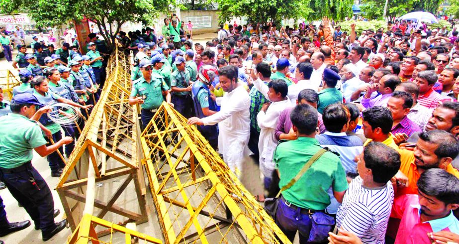 Demonstrators belonging to various socio-political organisations were being stopped by the police from moving into Pak Embassy at Gulshan-2 on Wednesday protesting Pakistan stance on trial of war criminals.