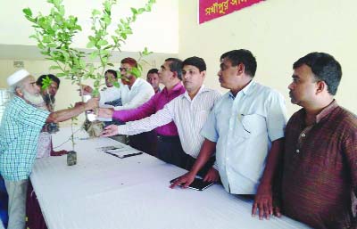 SAKHIPUR(Tangail): Agriculturist Abdul Aziz, Additional Director(Admin and Finance), Agriculture Extension Department , Dhaka Division distributing saplings as Chief Guest among the farmers at Upazila Auditorium organised by Sakhipur Agriculture Exten