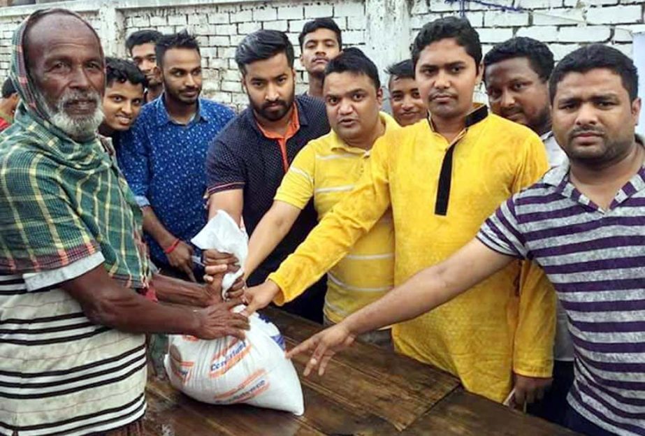 Members of Daredevil Cricket Club in Matherbari area of the city distributing Iftar items on Tuesday.