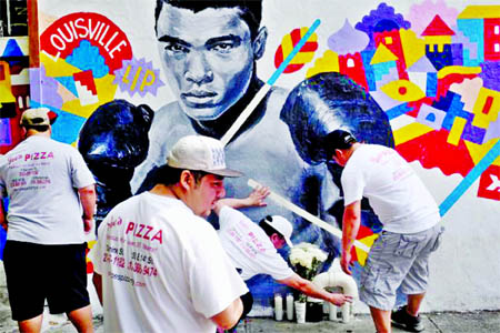 Employees of Joe's Pizza build a makeshift memorial to the late Mohammad Ali near a mural in New York, US June 4. Internet photo