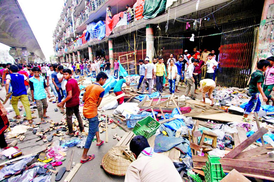 Hundreds of footpath-based hawkers who were evicted earlier jointly by police and DSCC from Gulistan area locked in series of clashes with shopkeepers opposed to their return on Thursday.