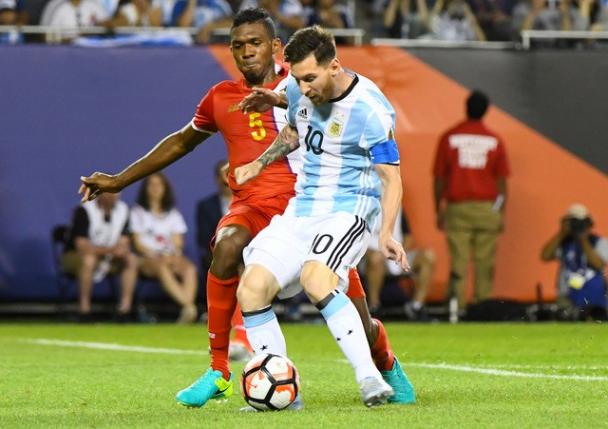 Argentina midfielder Lionel Messi (10) scores a goal against Panama defender Roderick Miller (5) in the second half during the group play stage of the 2016 Copa America Centenario at Soldier Field. Mandatory Credit: Mike DiNovo-USA TODAY Sports