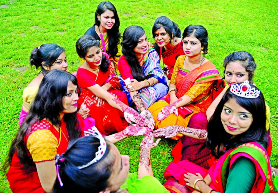 Participants of Dhaka University inter-female students hall mehedi utsab flashing their palms decorated with mehedi at TSC Cafeteria of the university on Saturday. Dhakabashi and Bishwa Kala Kendra jointly organised the event.