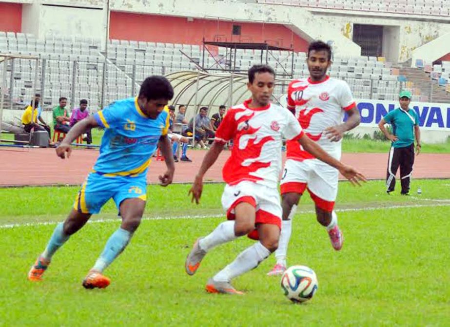 A scene from the Federation Cup Football group B match between Muktijoddha Sangshad Krira Chakra and Chittagong Abahani Limited at the Bangabandhu National Stadium on Monday.