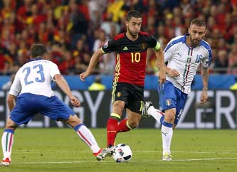 Belgium's Eden Hazard (center) runs with the ball past Italy's Daniele De Rossi (right) and Italy's Emanuele Giaccherini during the Euro 2016 Group E soccer match between Belgium and Italy at the Grand Stade in Decines-Charpieu, near Lyon, France on Mo