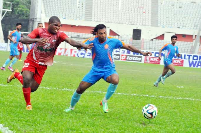 A moment of the football match between Dhaka Abahani Limited and Feni Soccer Club at the Bangabandhu National Stadium on Tuesday.