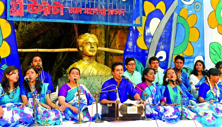 Udichi artistes rendering song at a cultural programme organised at Nazrul Mancha of Bangla Academy in the city on Wednesday on the occasion 'Barsha Utsab'.