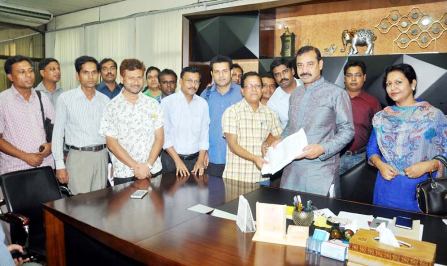 Members of CCC College Shikkhak Samity submitting memorandum to CCC Mayor A J M Nasir Uddin at Mayor Office on Wednesday.