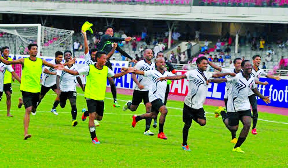 Players of Arambagh Krira Sangha celebrating after beating Sheikh Jamal Dhanmondi Club Limited by 5-4 goals in the tie-breaker of the quarter-final match of the Walton Federation Cup Football at the Bangabandhu National Stadium on Friday.