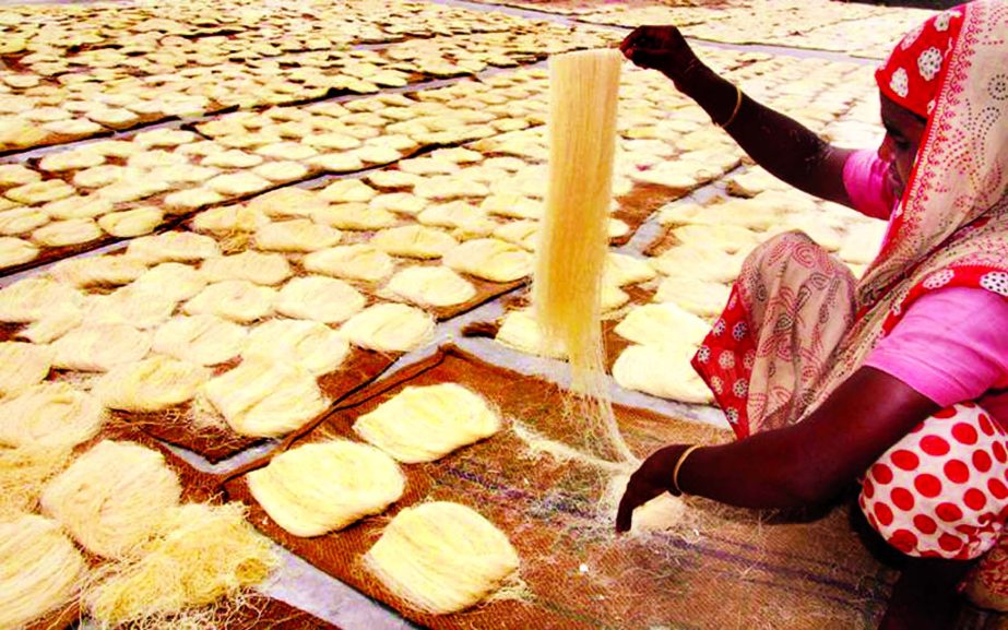 Vermicelli being dried up in unhygienic way at Kamrangirchar area recently.