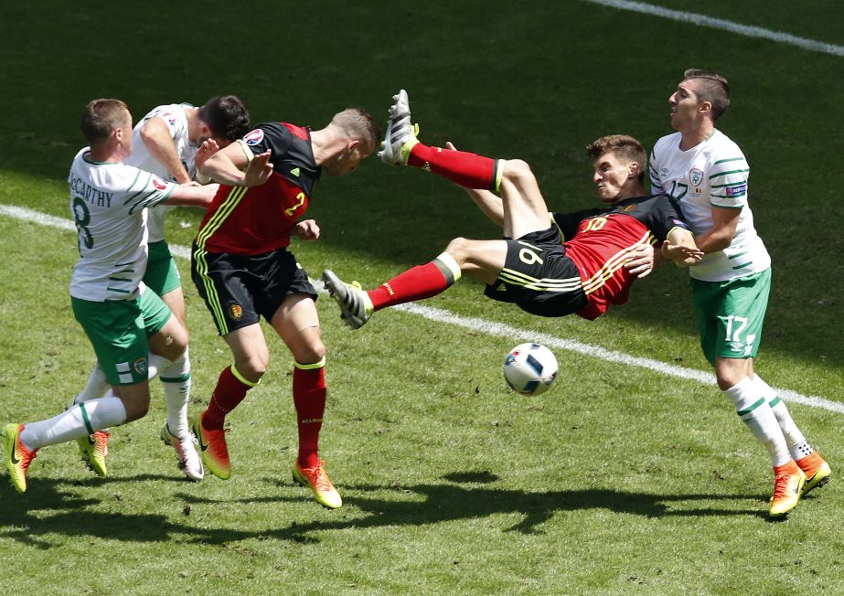 Ireland's Stephen Ward (right) and Belgium's Thomas Meunier (2nd right) challenge for the ball during the Euro 2016 Group E soccer match between Belgium and Ireland at the Nouveau Stade in Bordeaux, France on Saturday.