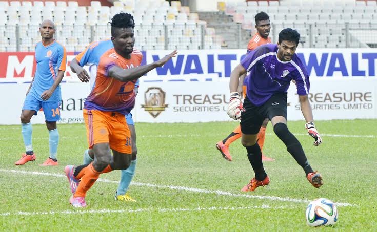 A scene from the quarterfinal match of the Walton Federation Cup Football between Dhaka Abahani Limited and Brothers Union Limited at the Bangabandhu National Stadium on Sunday.