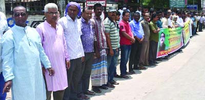 JESSORE: A human chain was formed by activists of Bangladesh Workers' Party protesting countrywide killing of minority people on Sunday.