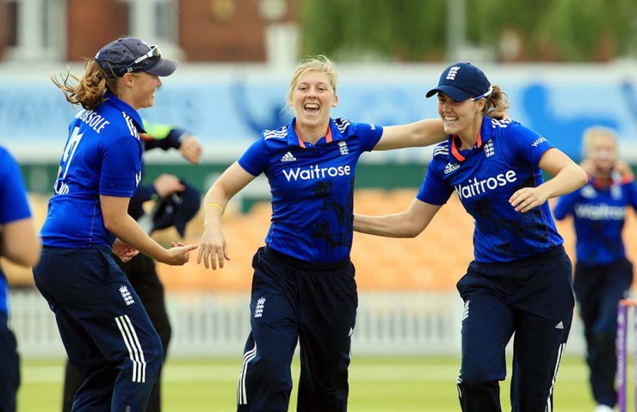 Heather Knight of England and teammates celebrate after bowling out Pakistan for 165 during the 1st Royal London ODI match between England Women and Pakistan Women at Grace Road Cricket Ground in Leicester, England on Tuesday.