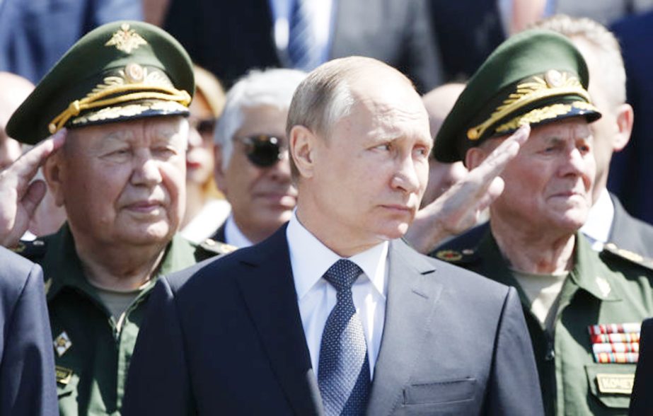 Russian President Vladimir Putin (C) attends a wreath-laying ceremony in the Alexander Garden near the Kremlin wall in Moscow on Wednesday to mark the 75th anniversary of the Nazi German invasion into the then Soviet Union territory