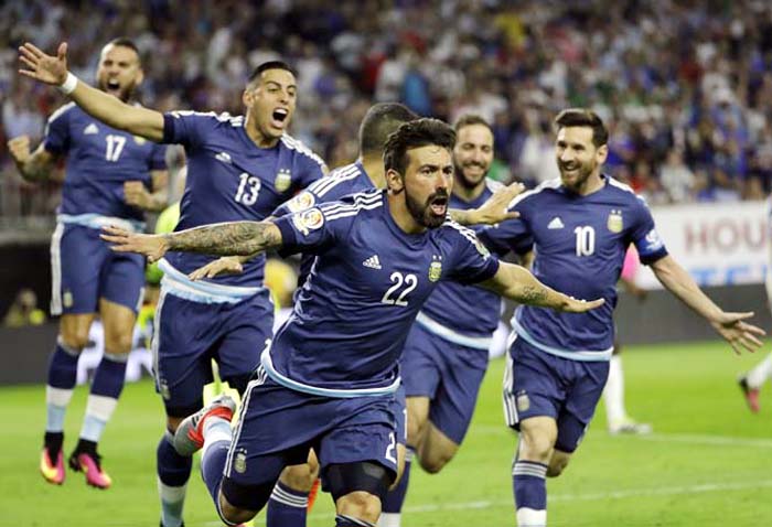 Argentina forward Ezequiel Lavezzi (22) celebrates his goal against the United States during a Copa America Centenario soccer semifinal in Houston on Tuesday.