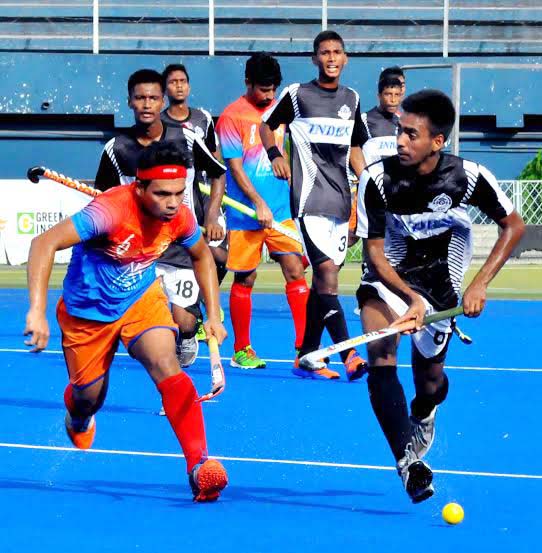 A scene from the Super League match of the Green Delta Insurance Premier Division Hockey League between Dhaka Mariner Youngs Club and Dhaka Wanderers Club at the Moulana Bhashani National Hockey Stadium on Wednesday.