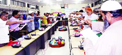 PANCHAGARH: Deputy Commissioner of Panchagarh Amal Krishna Mandal conducting oath -talking session for members of district and upazila corruption prevention committee against corruption at his conference room in Panchagarh as Chief Guest on Wednesday.