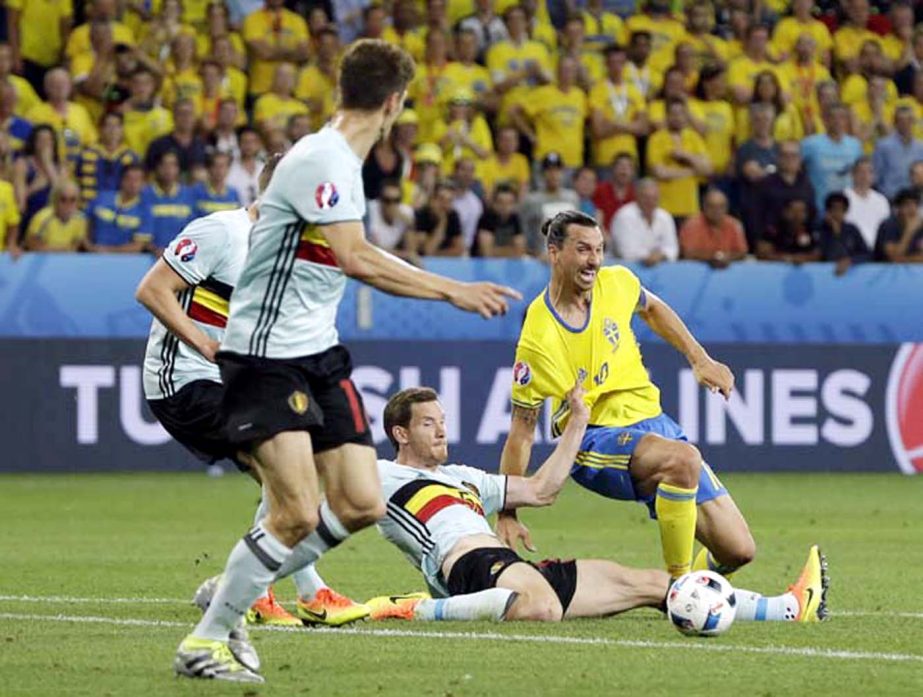 Sweden's Zlatan Ibrahimovic (right) and Belgium's Jan Vertonghen fight for the ball during the Euro 2016 Group E soccer match between Sweden and Belgium at the Allianz Riviera stadium in Nice, France on Wednesday.