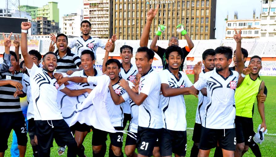 Players of Arambagh KS celebrate after beating Team BJMC at Bangabandhu National Stadium here on Thursday.