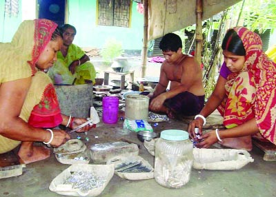 JHENAIDAH : Some women are making lamps in Shibnagar village of Kaliganj upazila in Jhenaidah.