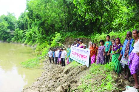 MOULVIBAZAR: Minority People of Shimultola village formed a human chain on Thursday demanding protection of Dhalai Protection Dam as Dalai River's erosion has taken a serious turn and two thousand houses of Kamalganj Upazila are being submerged.