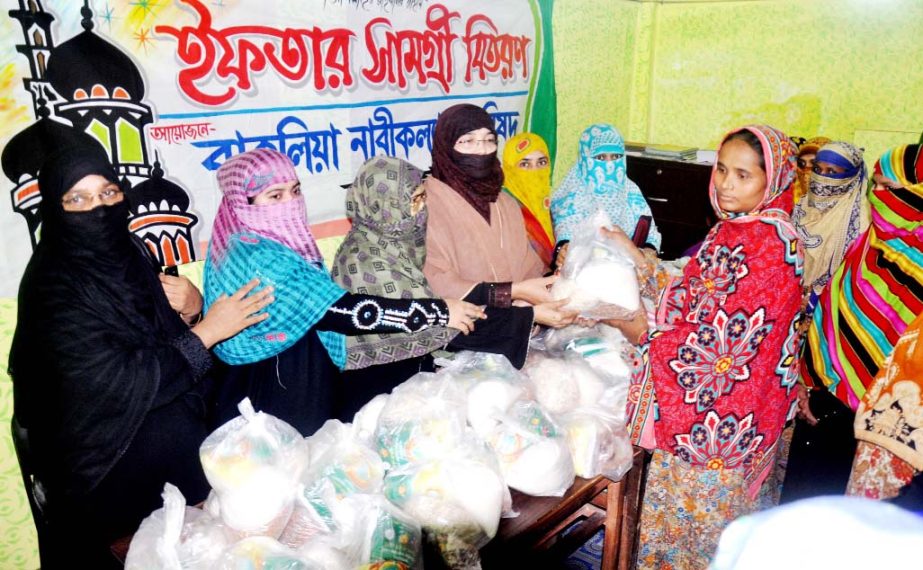 Frazana Parbhin, Councilor of Bakolia distributing iftar items among the poor women organised by Bakolia Nari Kalyan Parishad recently.