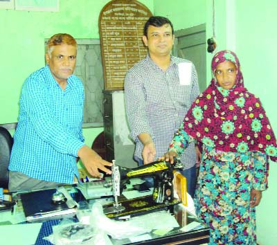 GANGACHARA(Rangpur): Mosaddar Rahman a social welfare activist distributing sewing machines to trained women at Gangachara Upazila assisted by Hunger Project recently.