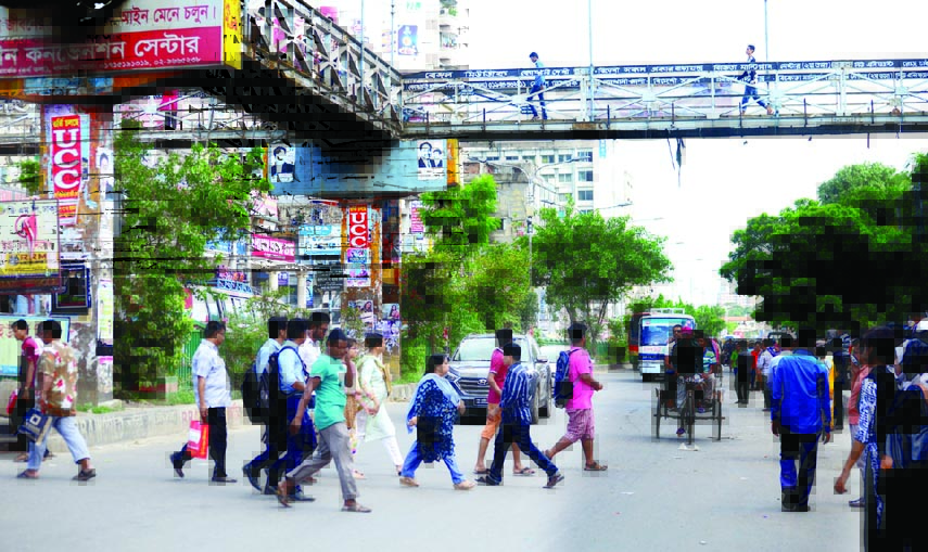Pedestrians crossing the road on foot instead of using over bridge taking risk of their lives. The snap was taken from the city's Science Laboratory area on Monday.