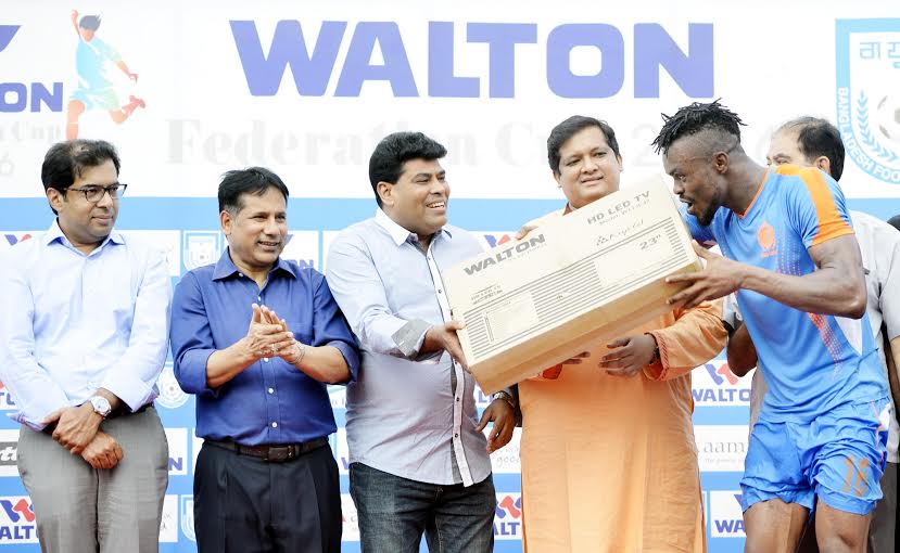 Lee Tuck of Abahani Limited receiving the best player of the final Award from the chief guest after the Federation Cup final match against Arambagh KS at Bangabandhu National Stadium on Monday.