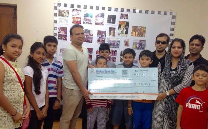 GM Niaz Murshed receiving cheque of one lac taka as sponsored money on Sunday from Mahmuda Hoque Chowdhury Moly, Managing Director of Elegant International Chess School.
