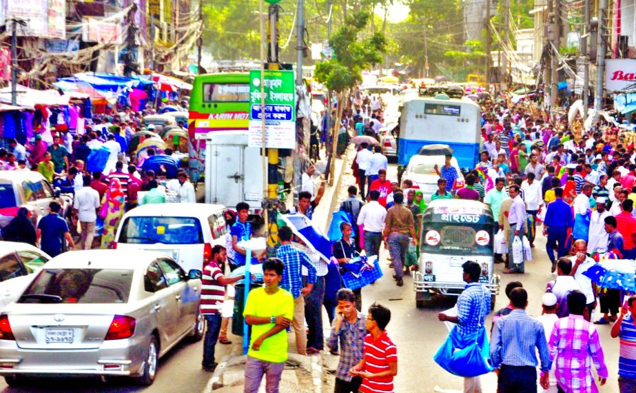 City witnessed huge traffic gridlock on Monday as Eid shoppers throng the shopping malls and wayside shops at Bangabandhu Avenue from where DSCC recently evicted the makeshift shopping markets.