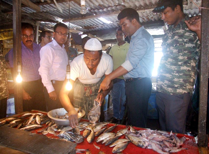 Executive Magistrate Md Forkan Elahi Anupom visiting Fakirhat Kancha Bazar on Monday.