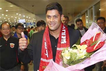 Brazilian soccer player Hulk gives a thumbs-up as he arrives to fans waiting at the airport in Shanghai Wednesday. Forward Hulk is expected to join Shanghai SIPG in a deal local media is predicting could be a record for the Chinese Super League.