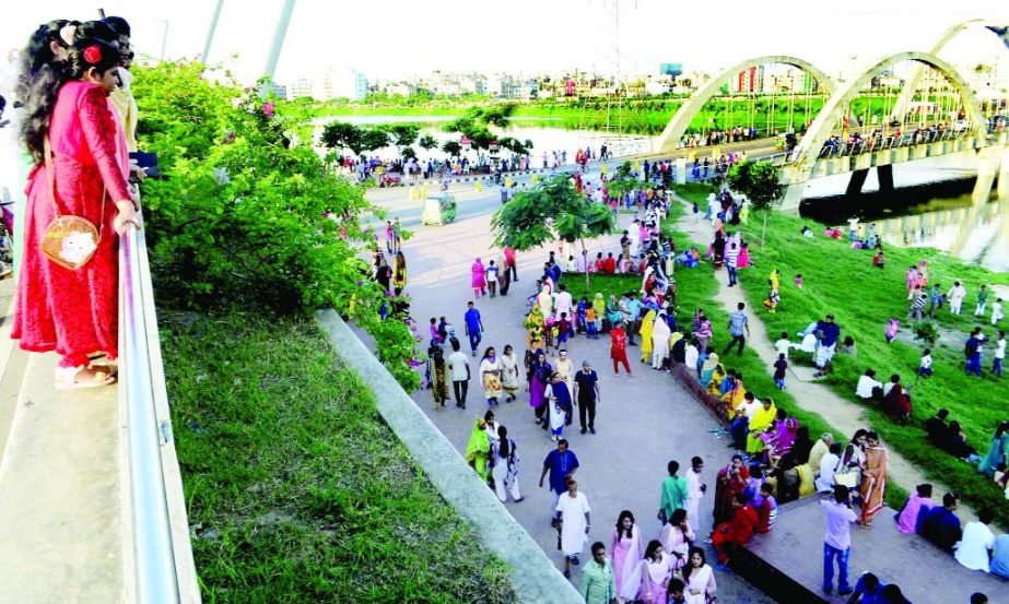 Visitors crowded the Hatirjheel Project in the city on Friday for recreation on the occasion of Eid-ul-Fitr.