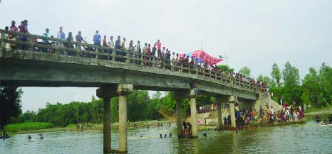 GOPALGANJ: People watching sight scenario of Koratoa River from Ghatina Bridge in Ullapara on Saturday during Eid holiday.