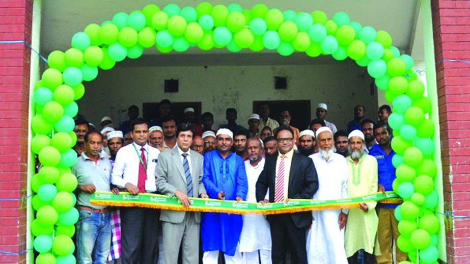 Modhumoti Bank Limited (MBL) has launched its "Modhumoti Digital Banking" at Shiruail UDC Agent Point at Madaripur recently. Md. Shaheen Howlader, Head of SME & Retail Banking Division of the bank inaugurated the program. Local businesses and elites wer