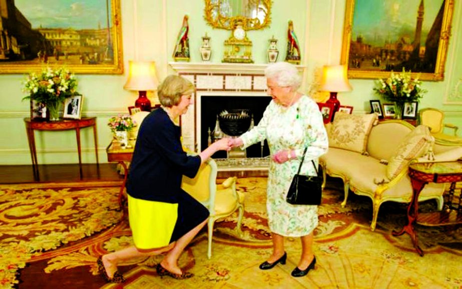 Queen Elizabeth II welcomes Theresa May at the start of an audience in Buckingham Palace as new UK Prime Minister. Photo Internet