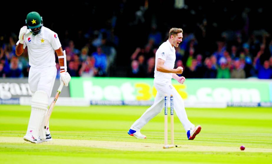 Chris Woakes took two early wickets on the second day of the 1st Investec Test between England and Pakistan at the Lord's on Friday.