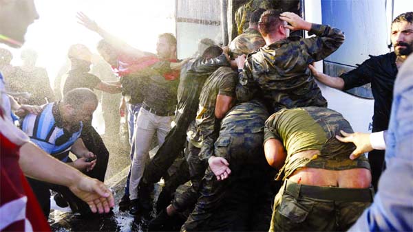 Soldiers push each other to board a bus to escape the mob after troops involved in the coup surrendered on the Bosphorus Bridge. Internet photo