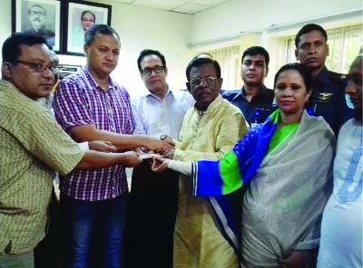 KISHOREGANJ: Adv Kamrul Ahsan, President, Bangladesh Awami League, Kishoreganj District Unit handing over cheque to Anwar Hossain Khan, SP , Kishoreganj for two cops who were killed in Sholakia attack recently.
