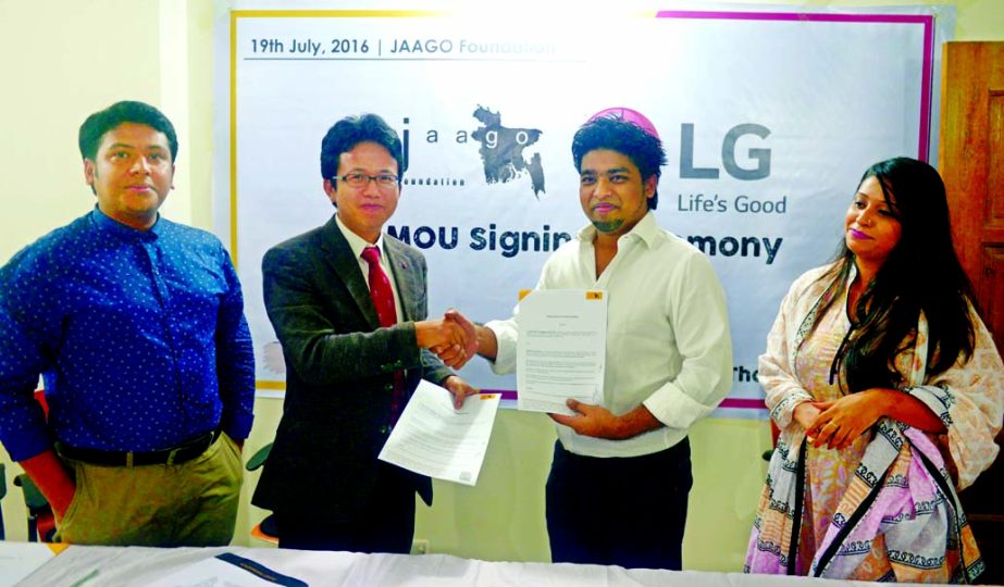 LG Electronics Bangladesh and JAAGO Foundation signed a Memorandum of Understanding (MoU) in the city on Tuesday for establishing "LG IT ACADEMY"" at JAAGO School's Rayer Bazar campus. Managing Director of LG Electronics Singapore Pvt Ltd. Kwi Chun Kim"