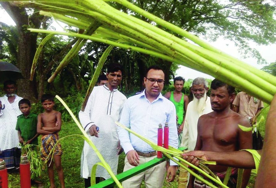 TRISHAL (Mymensingh): Abu Zafar Ripon, UNO, Trishal exchanging views with jute farmers at Kanihari Upazila on Monday.